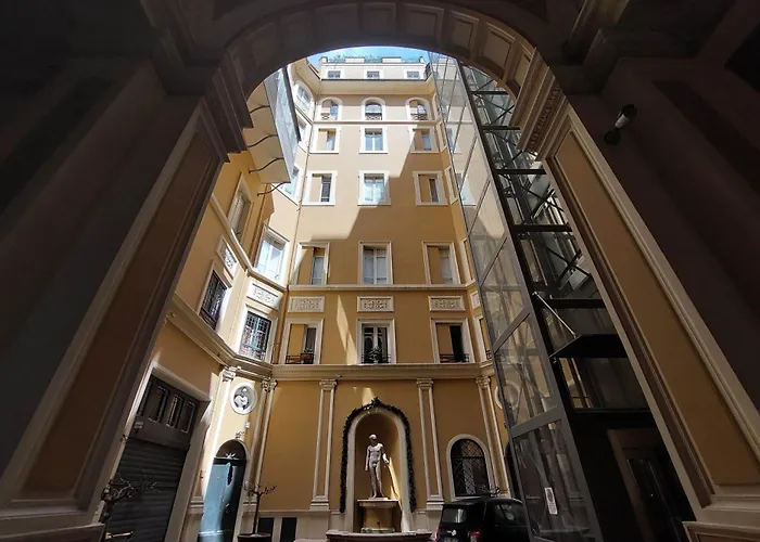מלון Charming Navona 4*